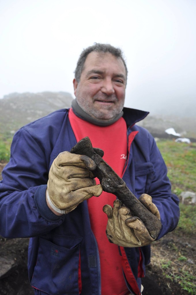 Machado de bronce atopado en 2015 / Bronze axe found in 2015
